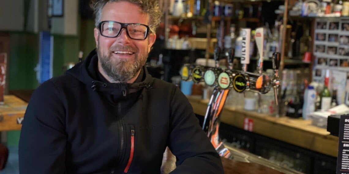 Kroegen staan voor de vraag: open met negatieve testen of op anderhalve meter?