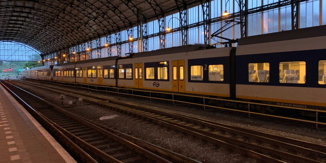 Een sprinter trein op station Haarlem