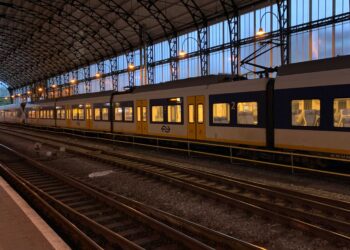 Een sprinter trein op station Haarlem
