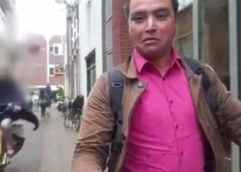 Vrouw fietst raadslid van zijn sokken terwijl hij vlogt over fietsoverlast in centrum