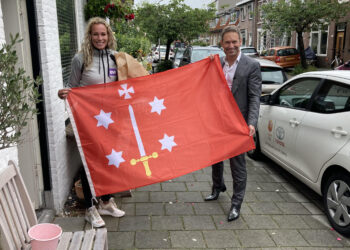 Sanne Keizer laat de Haarlemse vlag ‘shinen’ op de Olympische Spelen in Tokio