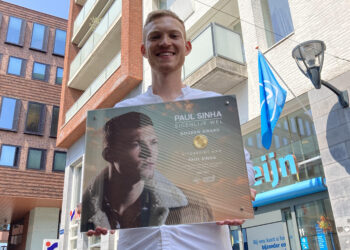 Haarlemse zanger Paul Sinha ontvangt Gouden Award voor single ‘Eigenlijk Wel’