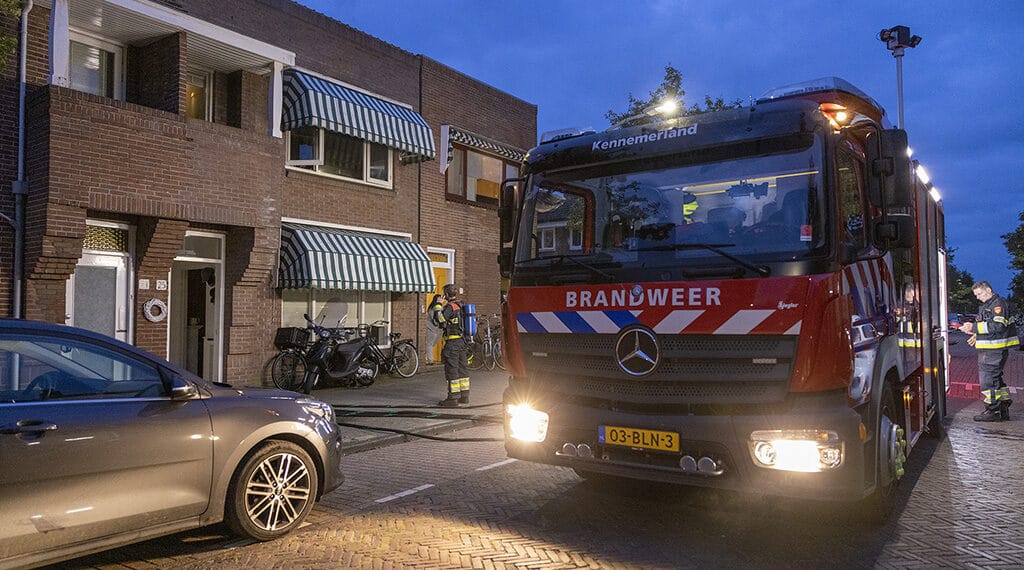 Eén gewonde naar ziekenhuis na woningbrand in Karel van Manderstraat