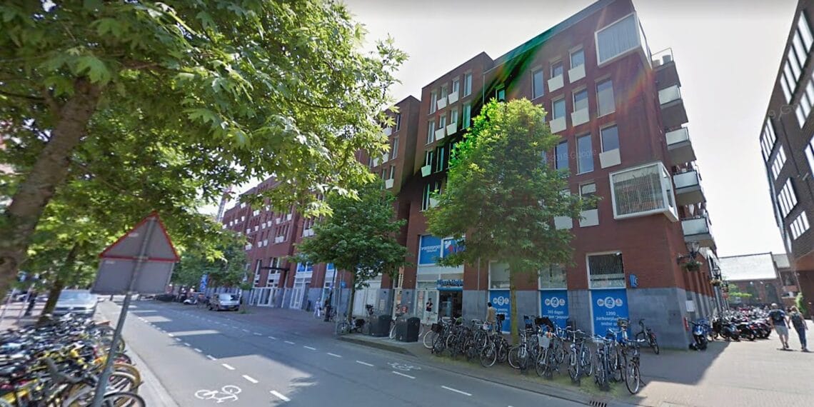 Winkeldief met ploertendoder spuugt naar agenten