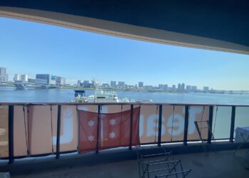 Haarlemse vlag van beachvolleybalster Sanne Keizer hangt in olympisch Tokio