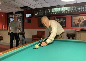 101-jarige Daan speelt nog elke week biljart: “Het houdt ons van de straat”