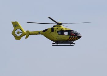 Traumahelikopter landt op strand voor reanimatie tijdens feest in beachclub