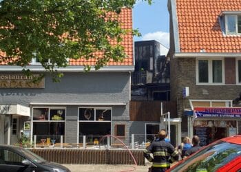 Woning verwoest bij grote brand: “Ik pakte mijn kat en ging meteen naar buiten”