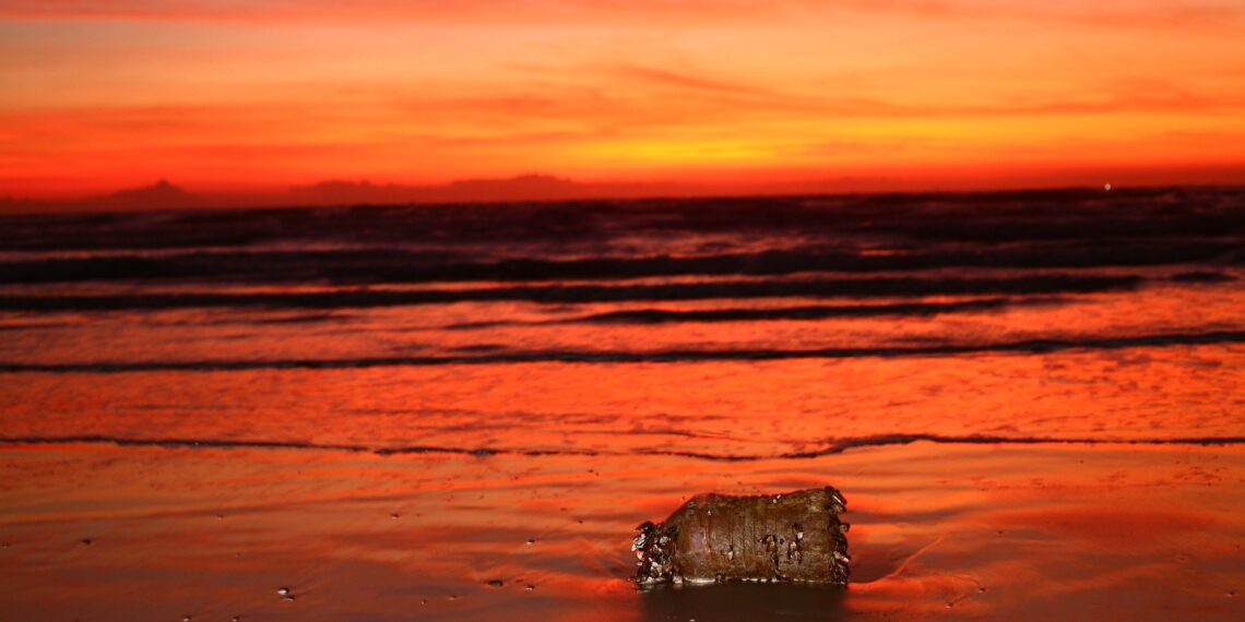 Strandtenten zeggen plastic rietjes, bekers en bestek op terrassen vaarwel