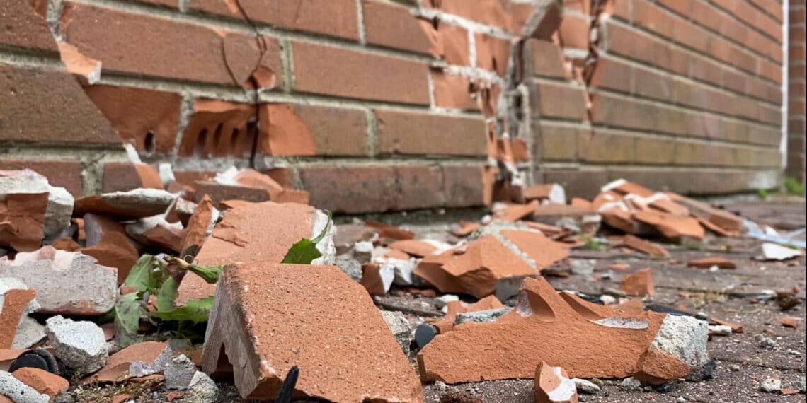 Auto botst op gevel van flat: “Ik dacht aan een invasie”