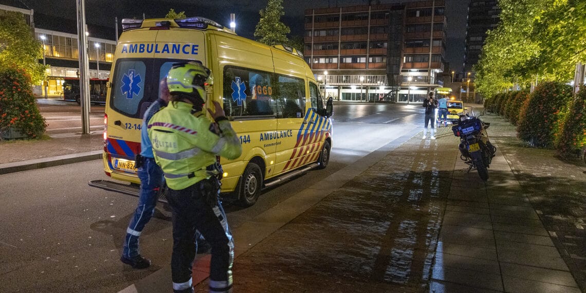 Fietser hard ten val op Stationsplein