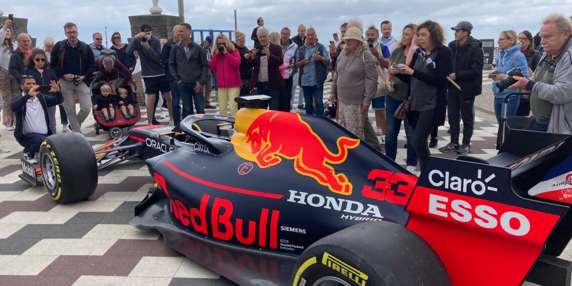 Formule-1 racewagen van Max staat op Badhuisplein