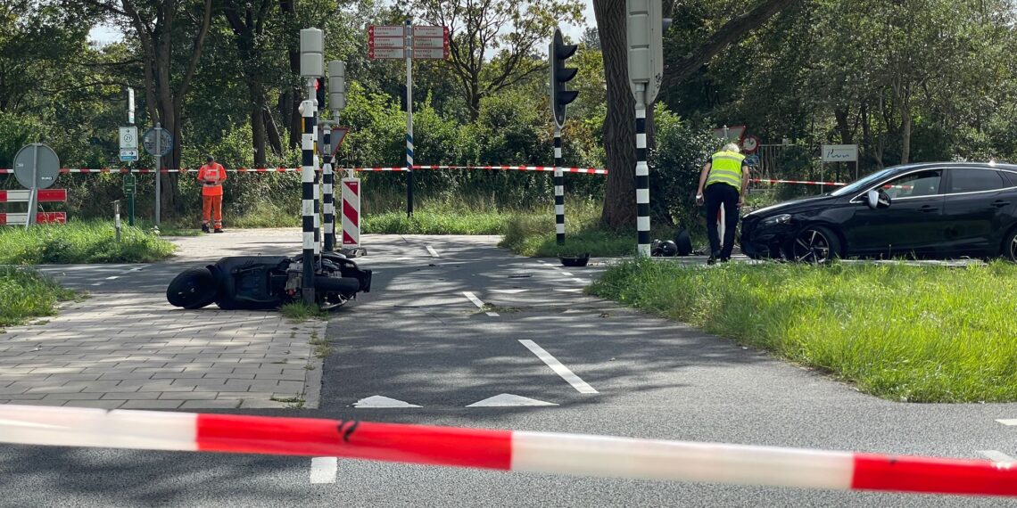 Auto rijdt twee motorscooters aan: drie gewonden
