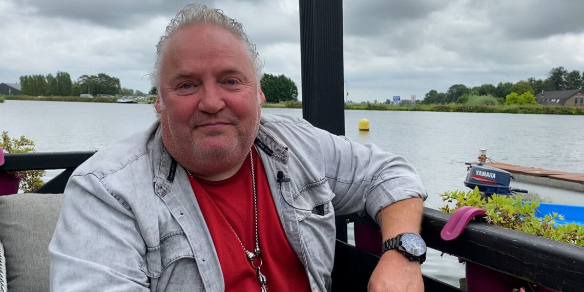 Buiten is het 17 graden, maar zanger Rob Zorn scoort ‘bloedhete’ zomerhit