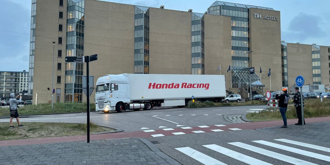 F1-karavaan komt aan in Zandvoort: “Sta hier al sinds vannacht”