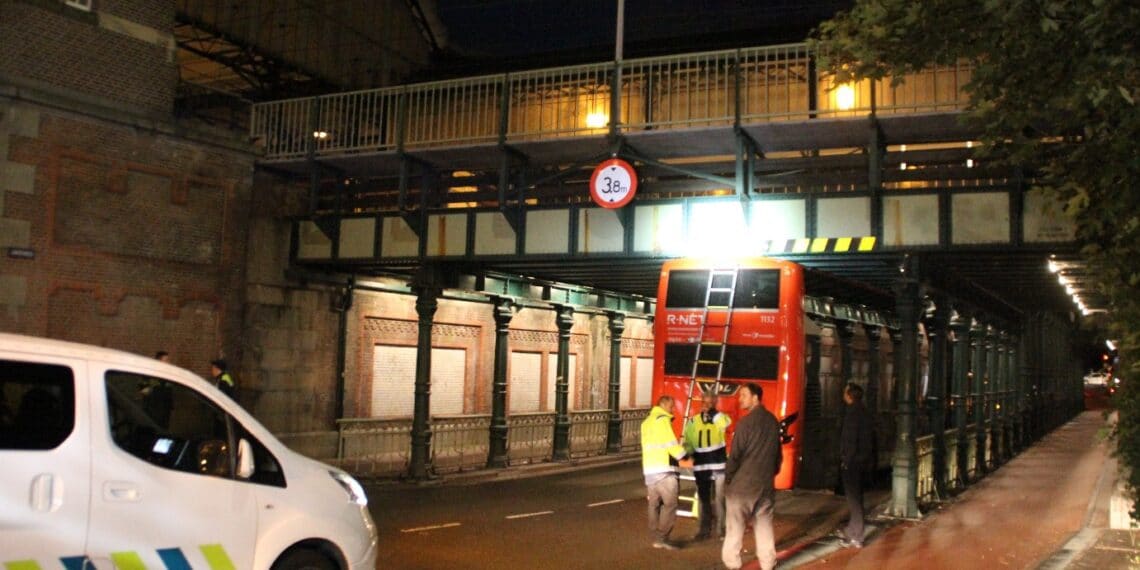 Dubbeldekker klem onder viaduct door foutje van buschauffeur