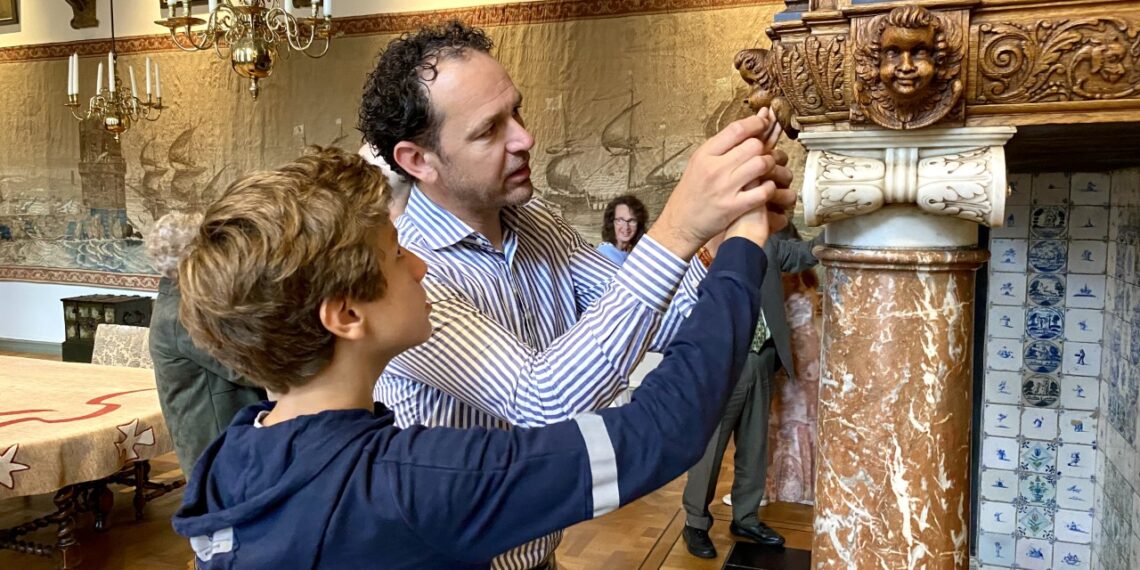 Blinden en slechtzienden ontdekken eeuwenoud Stadhuis door te voelen