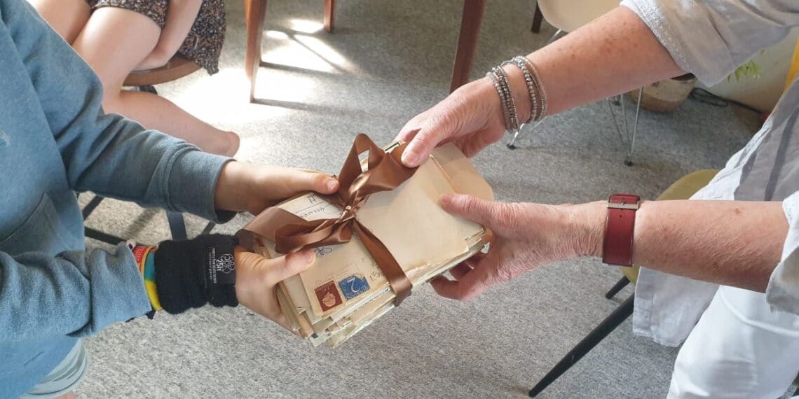 Verstopte liefdesbrieven weer bij rechtmatige eigenaar: “Ik kijk ernaar uit om ze te lezen”