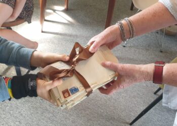 Verstopte liefdesbrieven weer bij rechtmatige eigenaar: “Ik kijk ernaar uit om ze te lezen”