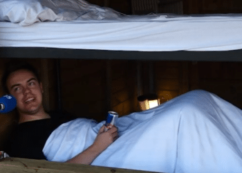 Ontwaken op de F1-camping naast het circuit: biertje bij ontbijt