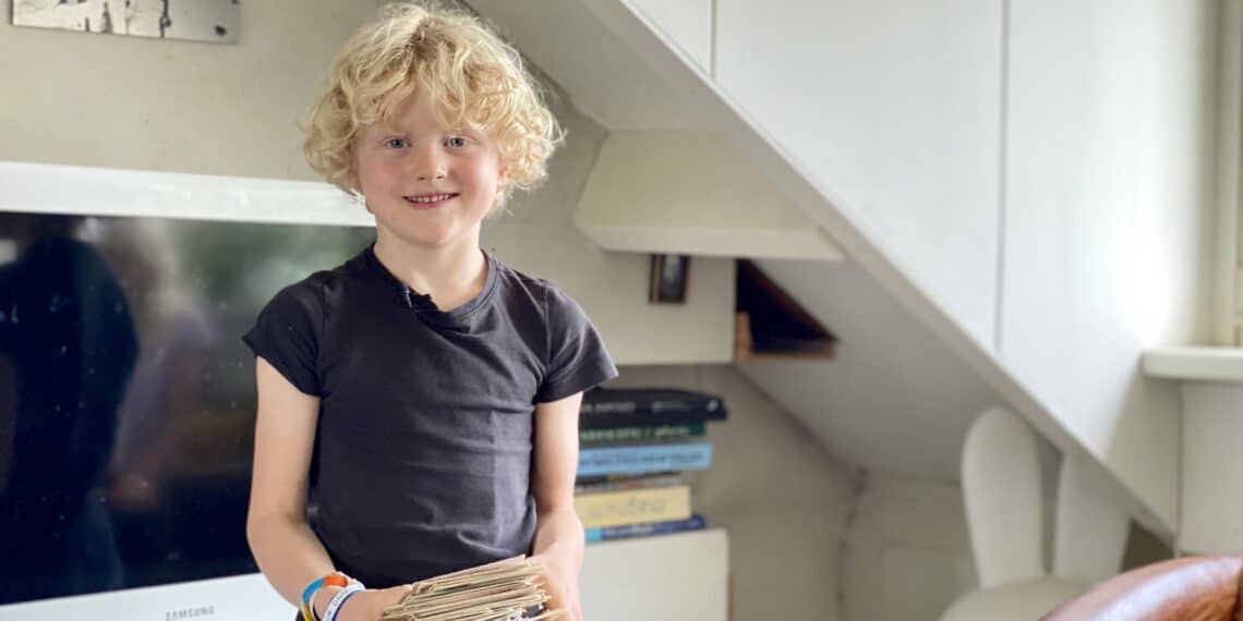 Verstopte liefdesbrieven na halve eeuw gevonden achter kast op zolder