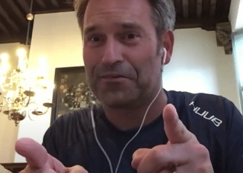 Wethouder veilt T-shirt en boek voor de Maarten van der Weijden-foundation