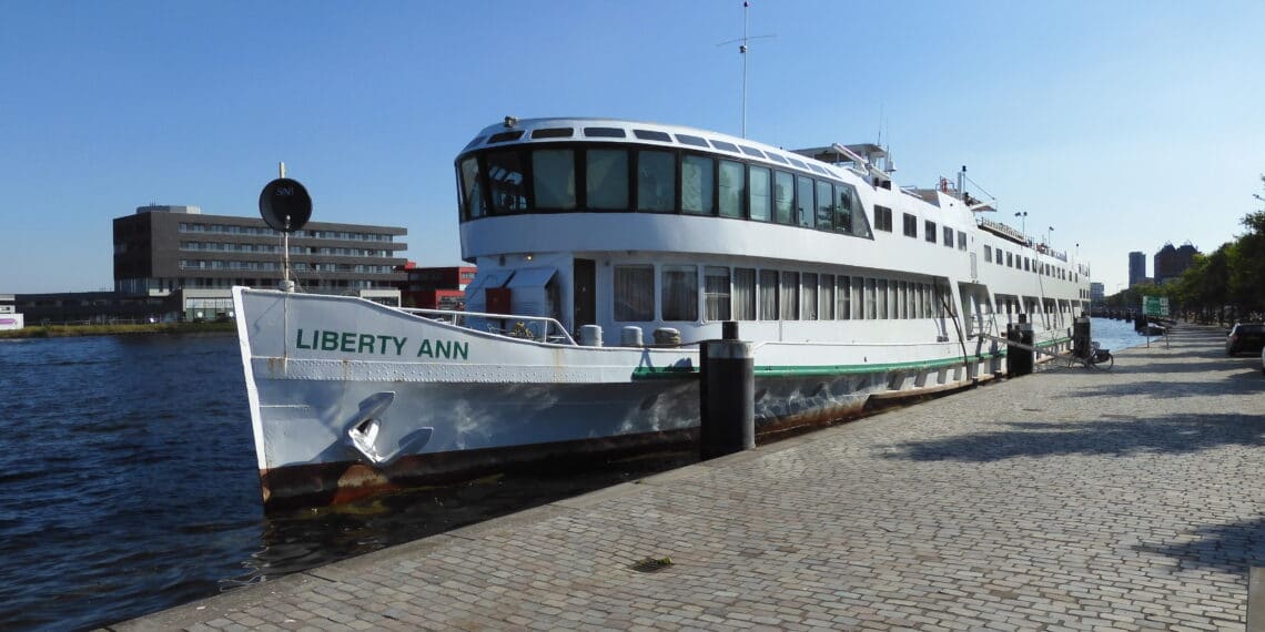 Eerste slachtoffers van ‘drama in Afghanistan’ aangekomen op schip in Haarlem