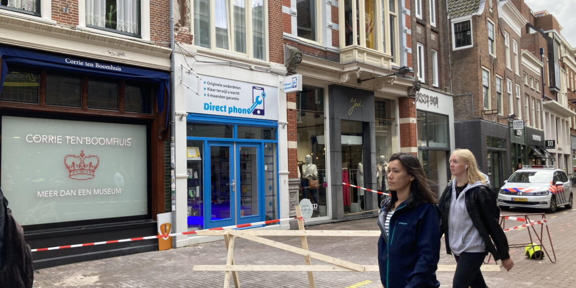 Vrachtwagen ramt staaldraad feestverlichting en trekt gevel mee