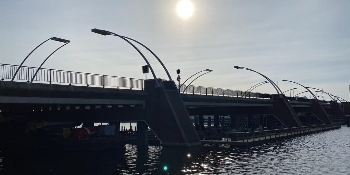 Storing Schoterbrug zorgt voor opstopping verkeer en scheepvaart