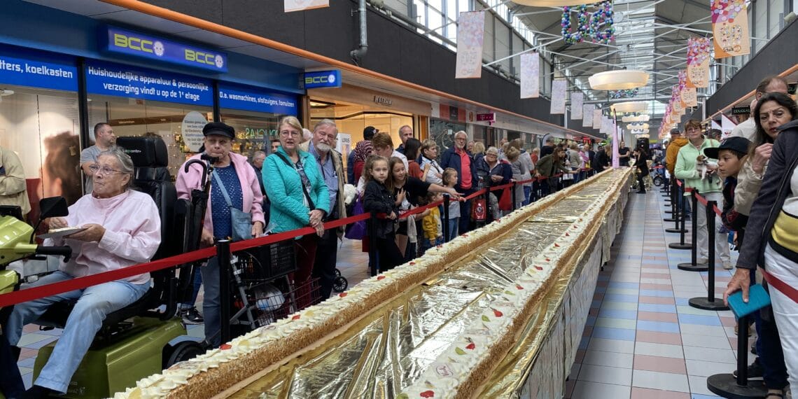 Feest met vijftig meter taart in Schalkwijk, winkelcentrum viert jubileum