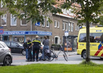 Fietsster gewond na aanrijding met auto op de Eksterlaan