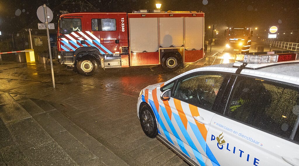 Olievat vat vlam op strand van Bloemendaal aan Zee