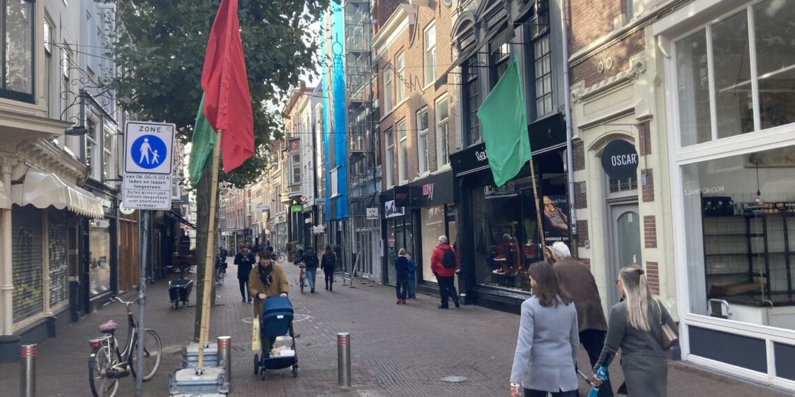 Kleurrijke festivalvlaggen gesloopt in binnenstad, duizenden euro’s schade