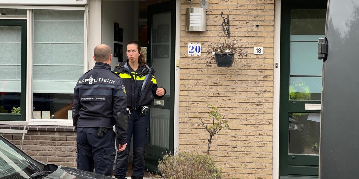 Haarlemse in haar huis overvallen, politie met helikopter op zoek naar daders