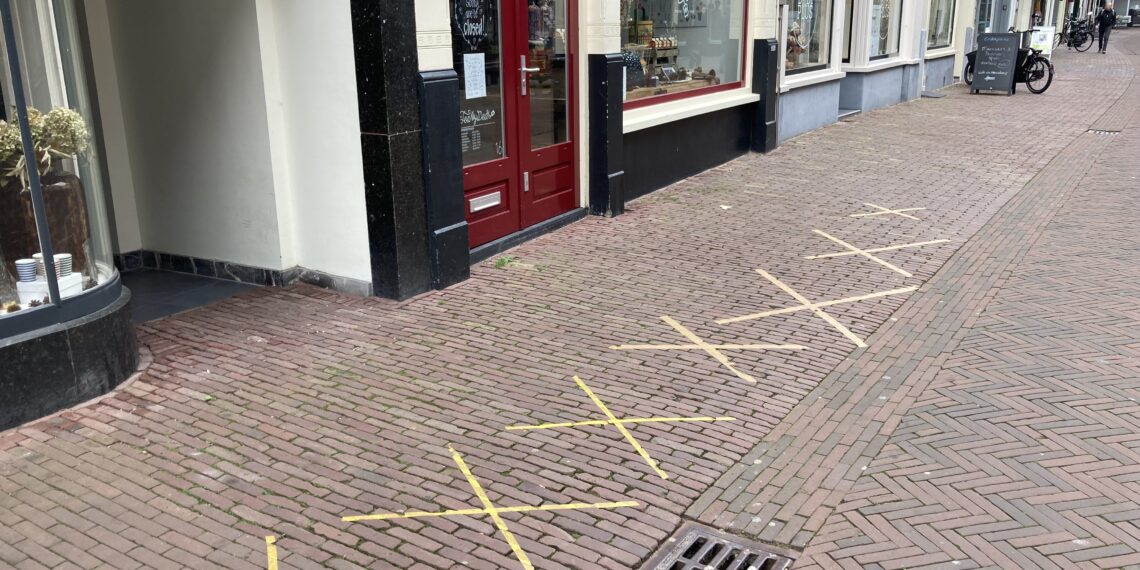 Grote rijen bij testen voor toegang in centrum blokkeren winkels en etalages