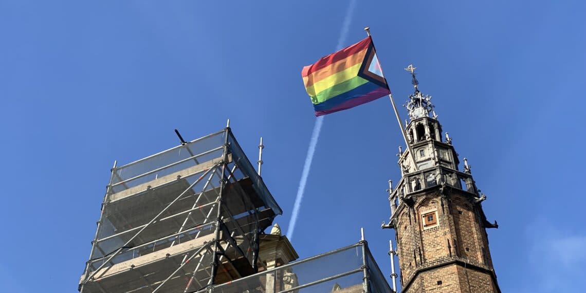 Gay Haarlem niet blij met nieuwe regenboogvlag: “Dit verhoogt risico op uitsluiting”