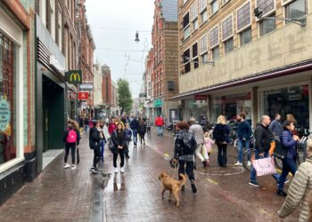 Binnenstad Haarlem heeft weer stroom: winkels sloten deuren, bezoekers stonden op straat