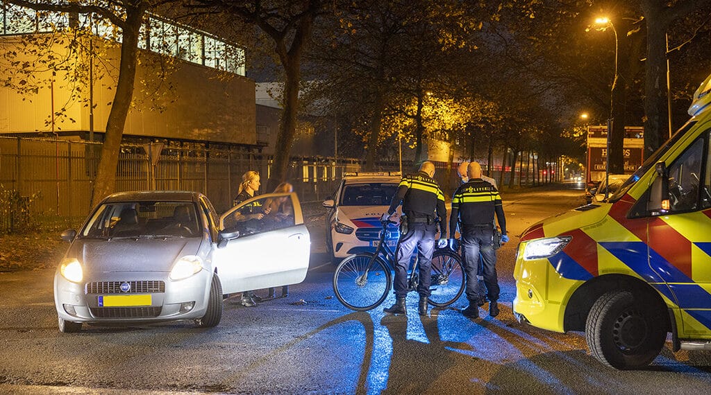 Fietser gewond na botsing met auto in Waarderpolder