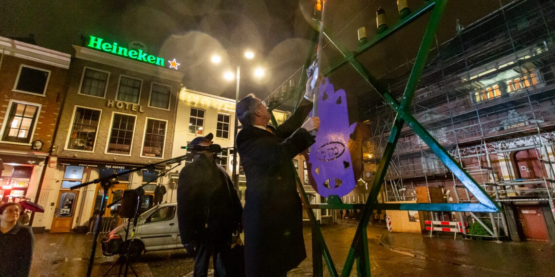 Viering Joodse feestdag in Heemstede en Haarlem: “Fijn dat we juist in deze tijd samen de lichtjes kunnen ontsteken”