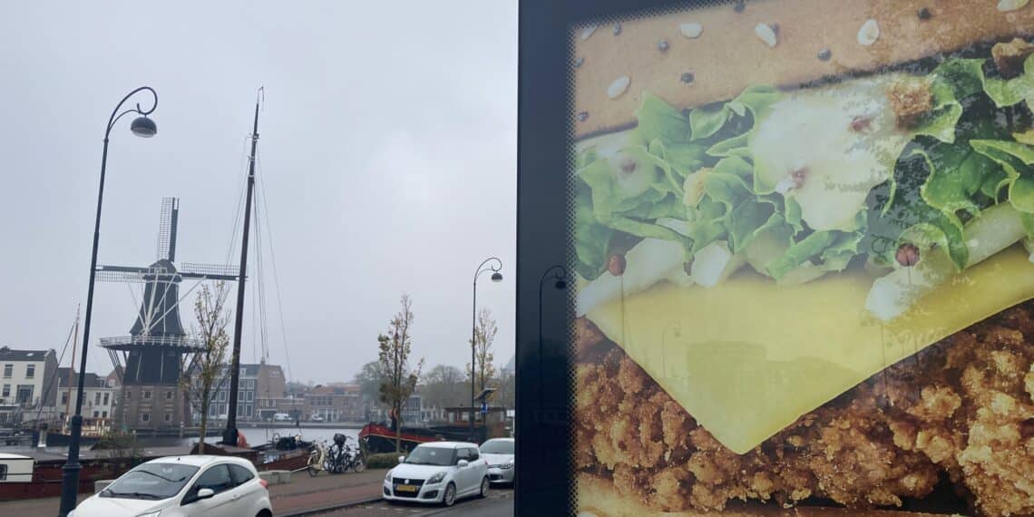 Ook in Haarlem ban op reclame voor plofkippen en vliegreizen in bushokjes