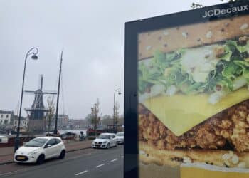 Ook in Haarlem ban op reclame voor plofkippen en vliegreizen in bushokjes