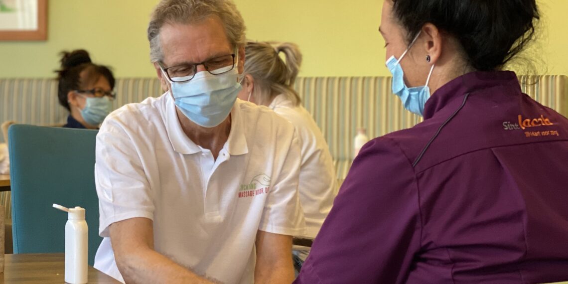 Zorgmedewerkers in zonnetje gezet met gratis massage: “Dit zijn ze niet gewend”