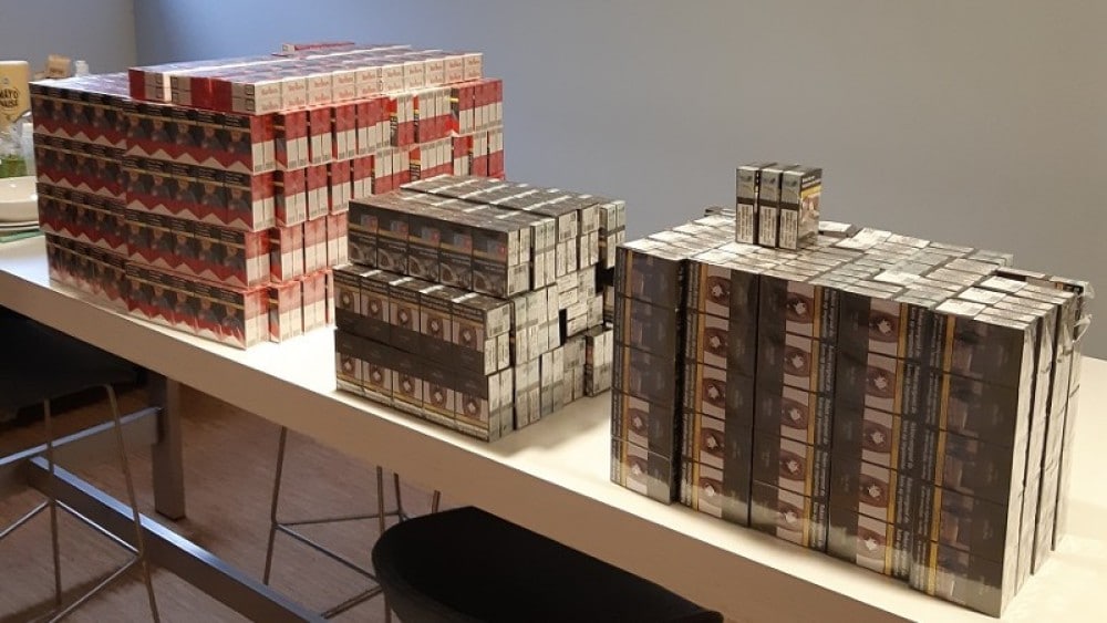 Illegaal vuurwerk, vuurwapen en veel sigaretten gevonden in woning