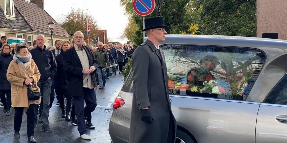 Dorpsgenoten maken erehaag voor iconische ‘Koningin van Spaarndam’