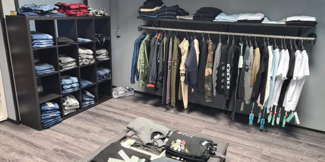 Politie rolt illegale kledingwinkel vol nepmerken op: “Inclusief pashokje”