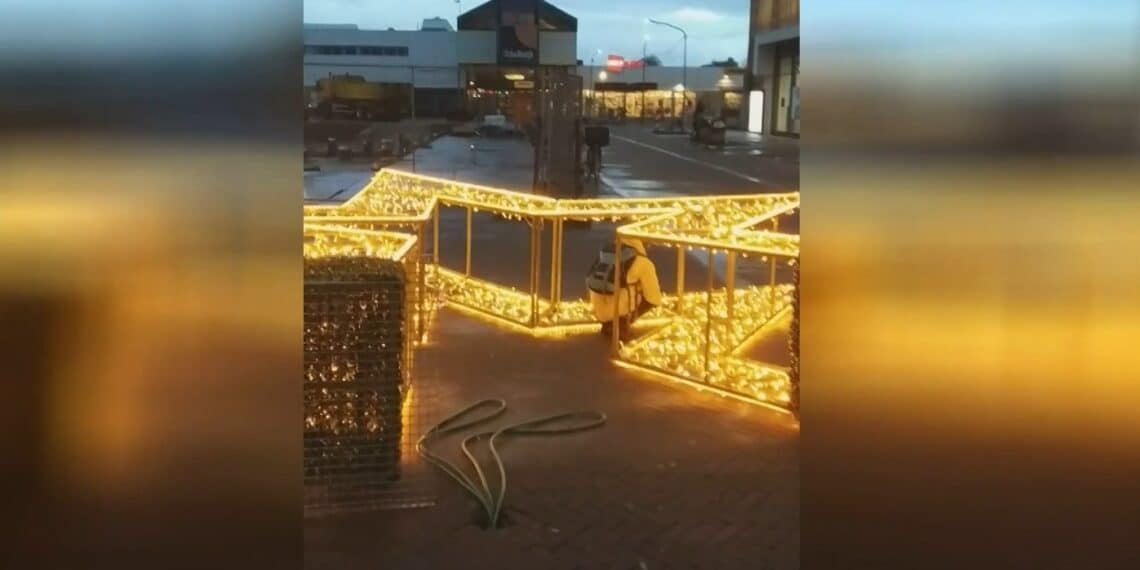 Wind houdt huis bij winkelcentrum Schalkwijk: kerstversiering omgewaaid