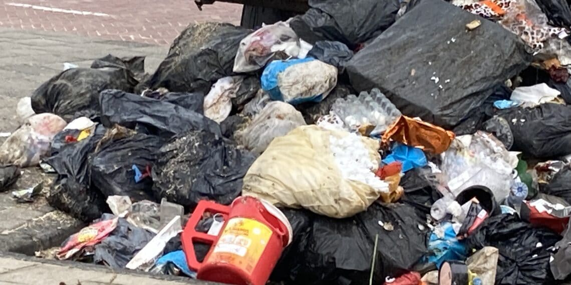 EOD stelt explosief materiaal uit vuilniswagen veilig, gaat om ‘lijnwerpers’