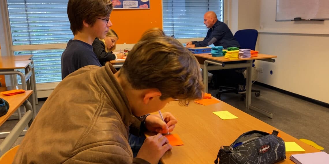 Bijles en weekendtrainingen met zelfgebakken muffins: extra geld voor scholen door corona