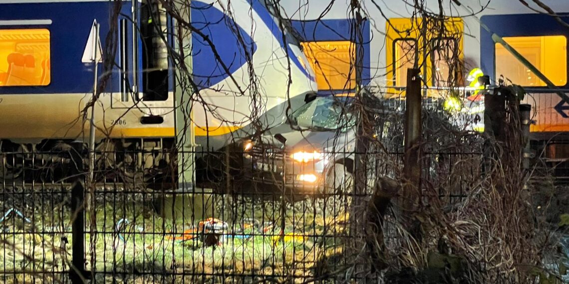 Auto geschept door trein op Kleverlaan, twee mensen gewond