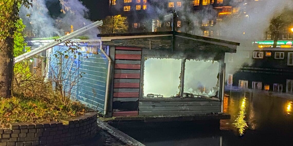 Omstanders redden bewoner uit brandende woonboot